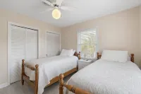 Beach House - Private Dock + Walk to the Beach - Homestays