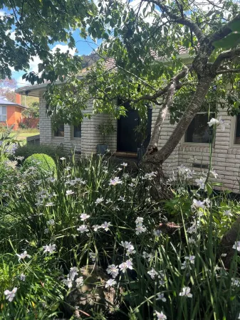 MOUNTVIEW residence is a gorgeous renovated house at the bottom of Mount Leura. Отели в г. Кэмпердаун