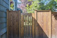 The Reddish House: 6th Ave, UPS, UW, Ruston Hotels near University of Puget Sound