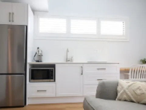 Luxurious studio, across road from ocean Hotels in Anna Bay