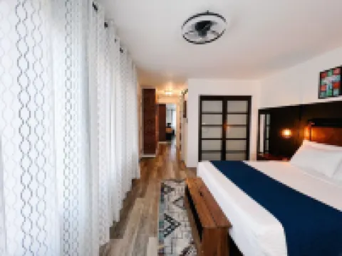 Private Guest house with Parking and Wi-Fi in a Central Location