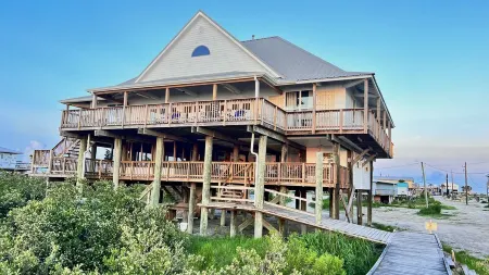 Majestic bayfront home. 450’ pier w/ boat access, crabbing, fishing, & swimming. Отели в г. Гранд Айл