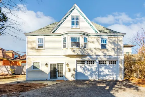 Historic Carriage House Next to Brown/RISD with Free Parking! - Bungalows