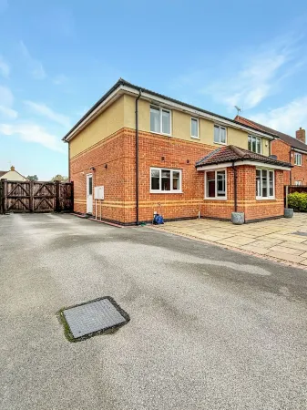 Sleeps 10 Large 5 Bed House in Village Location with Garden & Driveway!