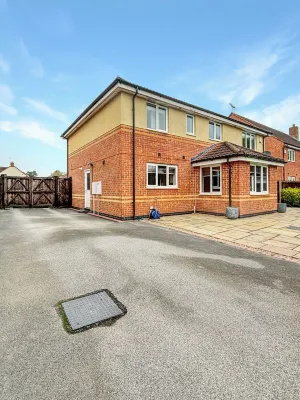 Sleeps 10 Large 5 Bed House in Village Location with Garden & Driveway!