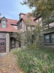 Comfy Tudor in suburban setting, 5mi from Center City Philadelphia. Coffee bar!