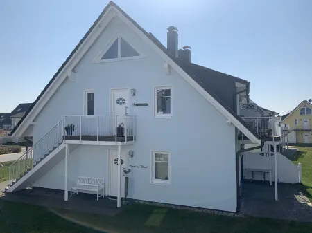 Exclusive apartment with 2 balconies and sea views - only 200m from the beach!