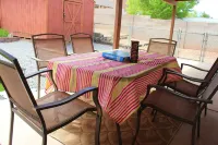 Spacious Escape, 1KB, 2QB, Wifi - Private Yard - 방갈로