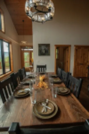 A Luxury Cabin with panoramic mountain views and 3 King Ensuites and Hot Tub!