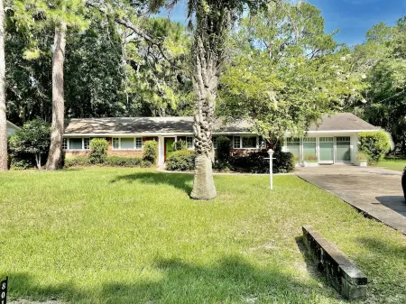 3 Bed 2 bath house sleeps 14,  mins from beach and pier.