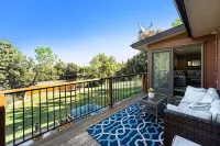 Updated 4bdr with VIEW of Flat Irons & hot tub.
