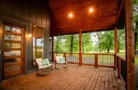 Stylish 3BR Cabin Retreat with Hot Tub & Outdoor Kitchen - 5 Mins to Hochatown