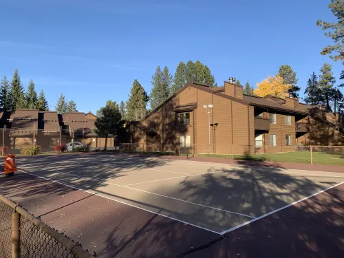 BRIGHT & COMFORTABLE CONDO CLOSE TO EVERYTHING! NICE WOOD FIREPLACE & FREE WIFI!