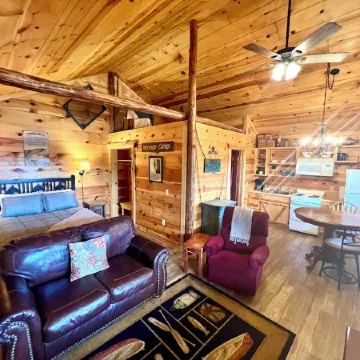 Best Catch #49 Cabin in Town, Walking Distance to the Courthouse Square.