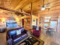 Cabin in town, walking distance to the courthouse square.