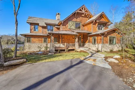 Lakefront Home in 100 Acre Community/Mountain Views, Shopping & Dining All Close Отели рядом с достопримечательностью «Мозес Кон Манор»