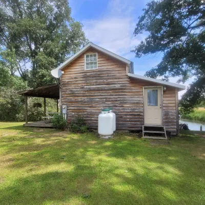 Cozy cottage that sits along canal of Sandy Pond.