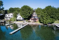 Private waterfront home w kayaks, 2.5 miles to historic mainstreet, Pets welcome