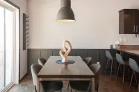 The MikkonINN - Modern 3 bed home by The Lights