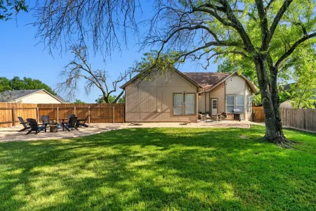 Stunning North Austin Home! Safe Neighborhood, Family Friendly.