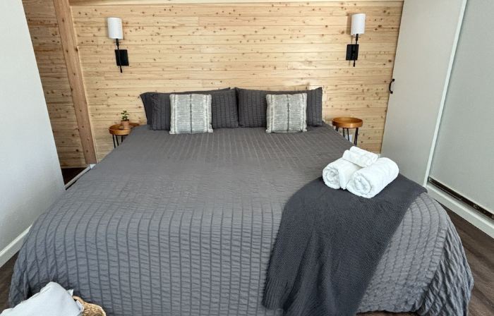 Zen Den - jetted tub, massage chair, home theater, EV charger, King bed, parking