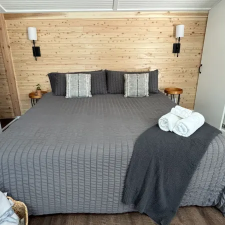 Zen Den - jetted tub, massage chair, home theater, EV charger, King bed, parking