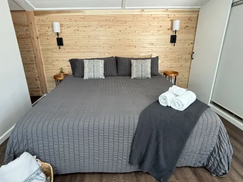 Zen Den - jetted tub, massage chair, home theater, EV charger, King bed, parking