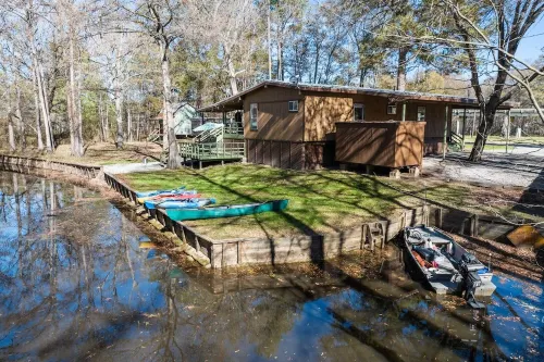 Large family & dog friendly with great reviews off Big Cypress Bayou/Caddo Lake