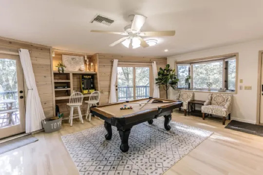 Crestline Luxury All-Suite Retreat with Lakeview