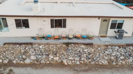 On1.5 acres & surrounded by lots of unbuilt land. Minutes to Joshua Tree & Shops