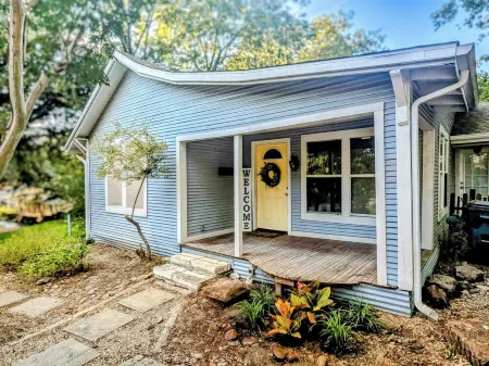 Modern Cabin Style Cottage 1-Block from Historic Downtown McKinney