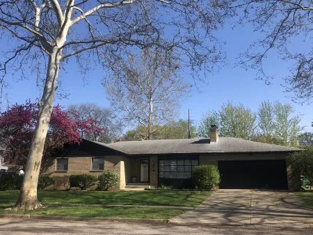 The Mid-Century Retreat Отели рядом с достопримечательностью «Christ Temple Church of Lansing»