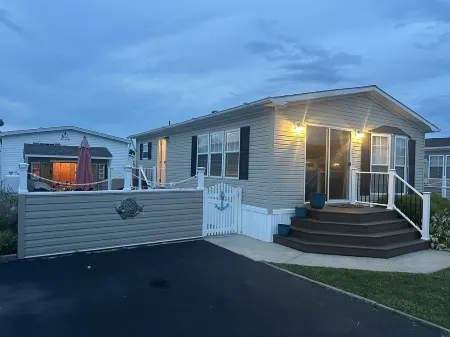 Coastal Cottage - 2BR Home with 2 Pools, pond, & 1000ft pier in Assateague Point