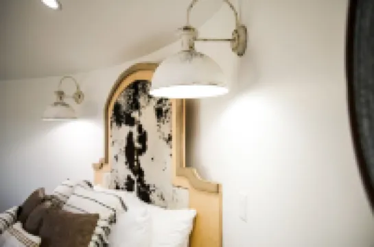 Gorgeous views, unique stay minutes away from hot pools, golfing, restaurants.