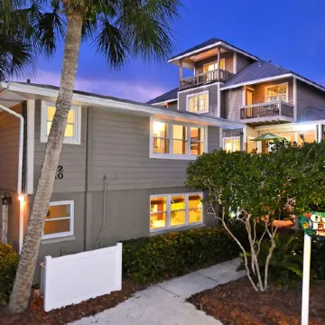 Steps to Siesta Beach / Chic Studio / Pool & Patio