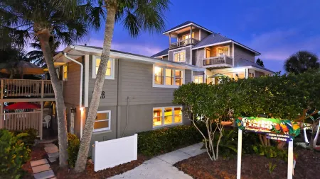 Charming Hibiscus Suite-spacious- only 60 steps to Siesta Key Public Beach Отели рядом с достопримечательностью «Кресент Бич»