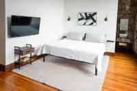 Large Studio Suite in the Middle of Downtown JC B. Carroll Reece Museum 주변 호텔
