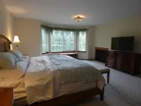 Lovely Lake Crabapple Lakefront Home Hotels in Lake Goodwin