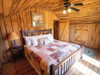 Hot Tub, Patio, and Fire Pit - Cooper's Ozark Cabin 約翰遜縣酒店
