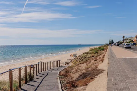 Henley Beachfront Luxury Home With Private Pool, Spa And Sauna!