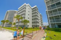 Beachfront Luxury Renovated Condo Directly On the Gulf - Swimmingpools