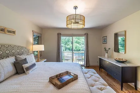 Retreat to Martha's Vineyard with a Private Pool & Outdoor Living in Oak Bluffs Отели рядом с достопримечательностью «ЙМКА Мартас-Винъярд»