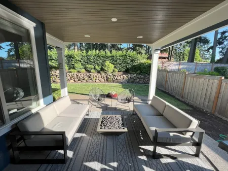 High End New Estate Home in Lake Oswego.  Private suite on 1st level w/o stairs. Отели рядом с достопримечательностью «оз. Освего»