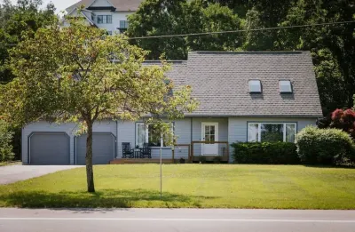 M22 Hemlock House-Renovated lakefront home Hotels near DeYoung Natural Area