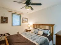 Chalet, Clean, 3BR / 2BA in Snowline, Best Rates, close to skiing, WiFi & Hot Hotels in Glacier