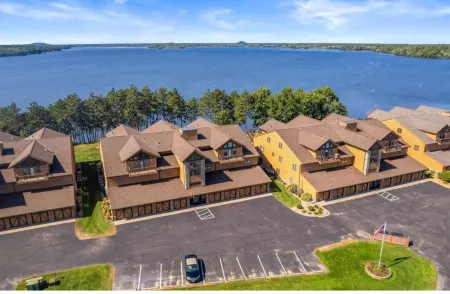 Lakefront Penthouse Retreat: Stunning Views, Bar, Golf & Fun on Castle Rock Lake