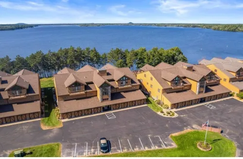 Lakefront Penthouse Retreat: Stunning Views, Bar, Golf & Fun on Castle Rock Lake