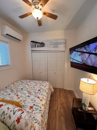 Near Downtown & Attractions, Airport, Spacious, the Green House Unit B Отели рядом с достопримечательностью «T3»