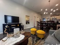 Blue House - Cozy 3 Bedroom, King Bed, Rotary Park