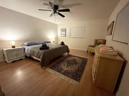 Curly Sunshine – Spacious 4Br, 2Bath Retreat in the Heart of Clearwater, Florida Отели рядом с достопримечательностью «Ларго Спортс Комплекс»